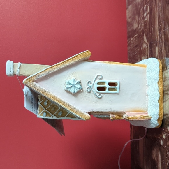 ❌SOLD❌Pastel "Pinkmas" Light Up 💡 Gingerbread House - Picture 8 of 10